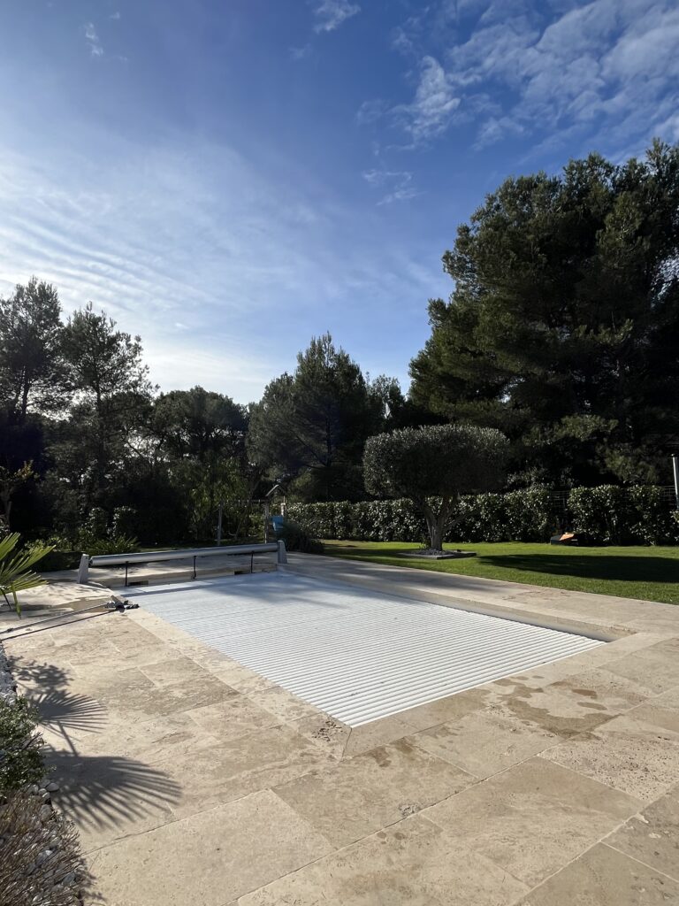 L’importance de l’hivernage d’une piscine dans les Bouches-du-Rhône : Préservez votre bassin cet hiver